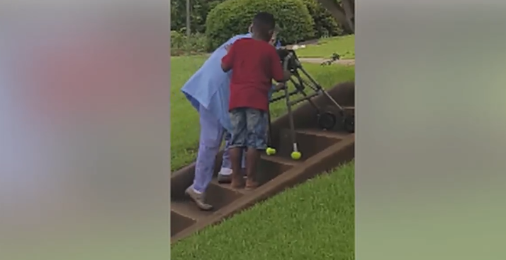 el-gran-emotivo-momento-en-el-que-un-nino-pequeno-ayuda-a-una-abuela-con-dificultades-a-subir-las-escaleras-previa