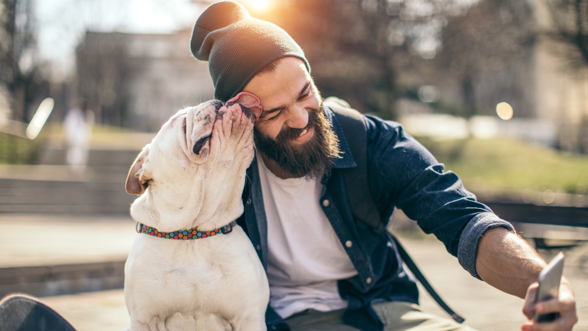 Dueños besan más a sus perros y hasta prefieren dormir con ellos que con sus parejas