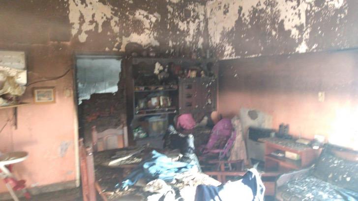 Actos admirables Un incendio atrapó a un perrito en Argentina, este no podía respirar por lo que bomberos le aplicaron RCP para salvarlo