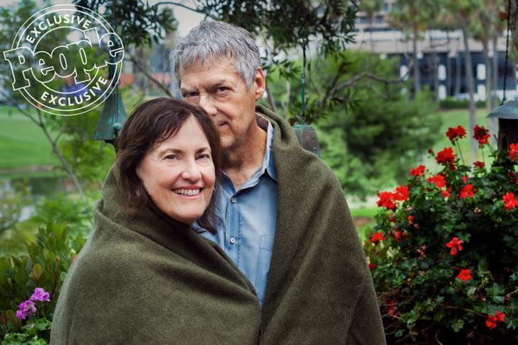 Una pareja recreó una sesión de fotos antiguas de hace 50 años, demostrando que el amor si puede ser para siempre