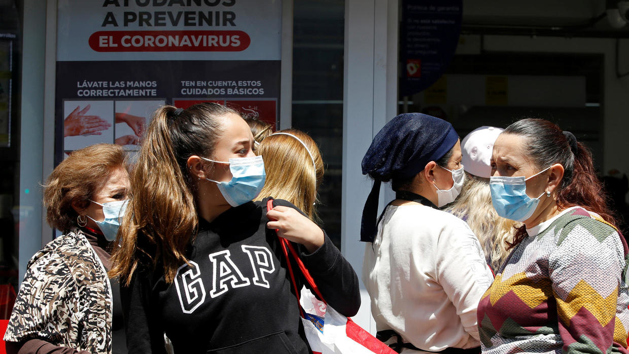 El pánico continúa Mujer quemó sus ahorros al tratar de desinfectarlos de coronaviruss