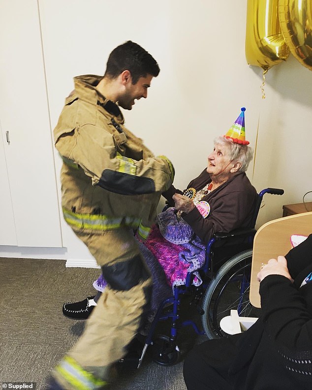 Pícara hasta la muerte Abuela pide stripper para su cumpleaños Nro100 h
