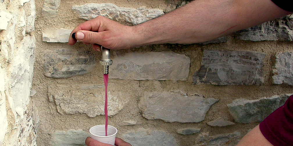Sorprendente! Quien imaginaria que un día brotaría vino por las tuberías de agua q