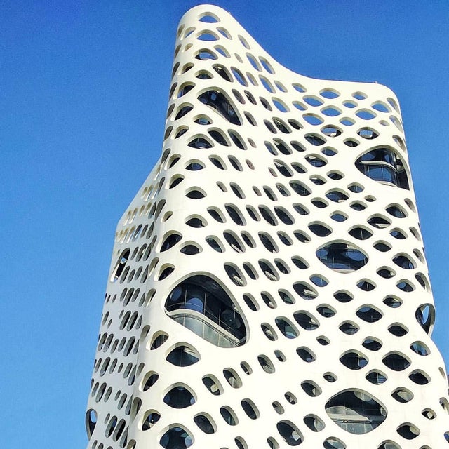 14. ¿Este es un queso Suizo o un edificio?