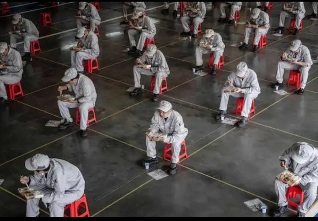 2. Trabajadores de una planta de automóviles en Wuhan, China almorzando