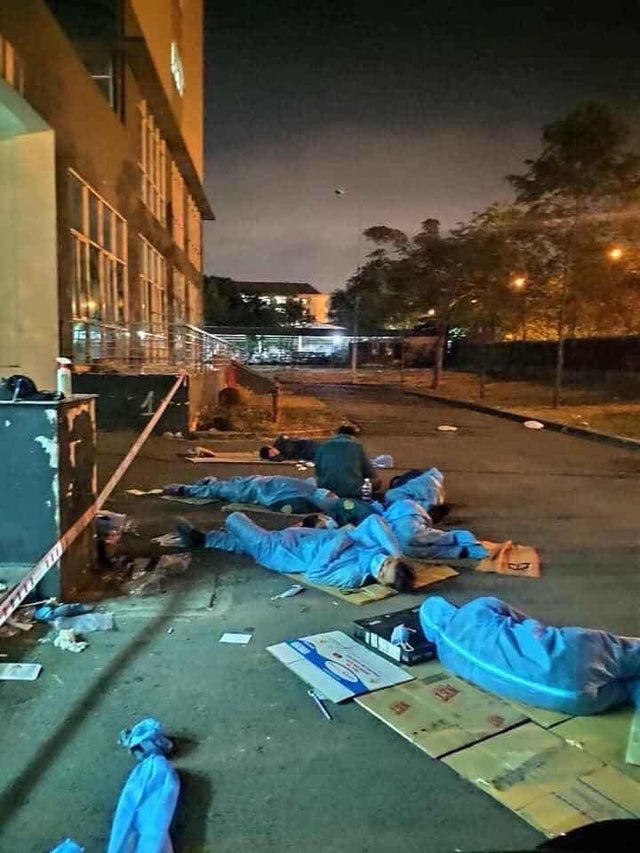 Trabajadores de la salud en Vietnam tomando un descanso.