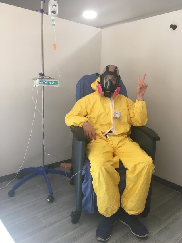 6. Tomando mi quimioterapia con este fabuloso traje