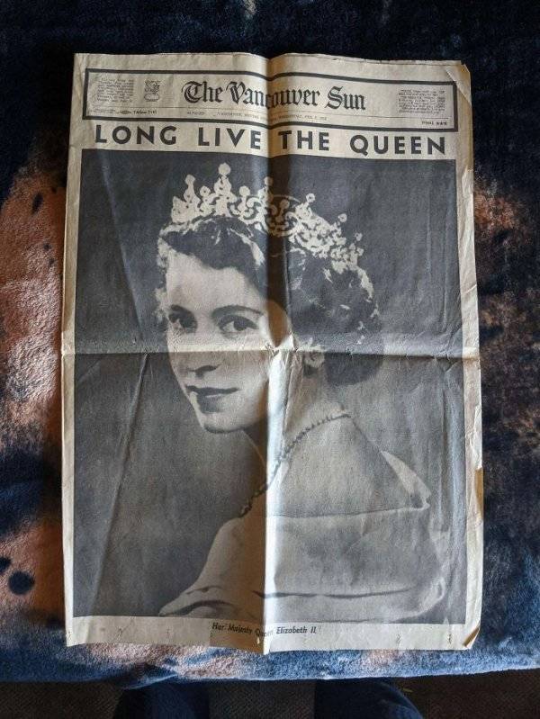 Edición del periódico donde anuncian que Elizabeth es la nueva Reina.