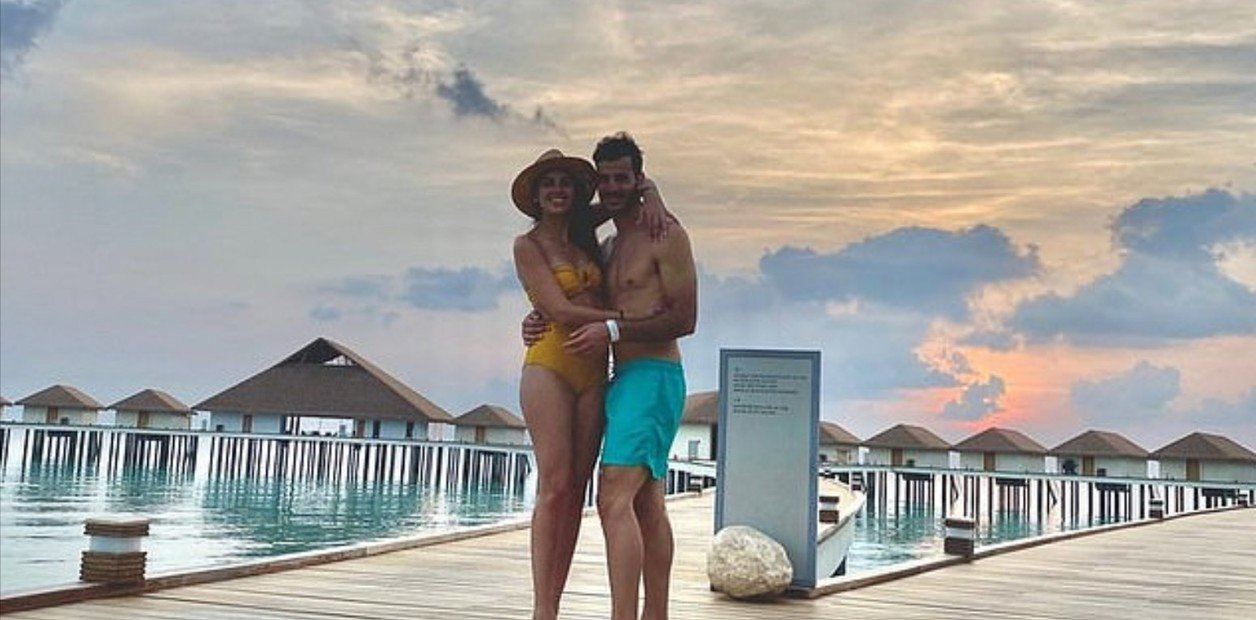 Cerraron todos los aeropuertos y esta pareja se quedó atrapada en el paraíso   