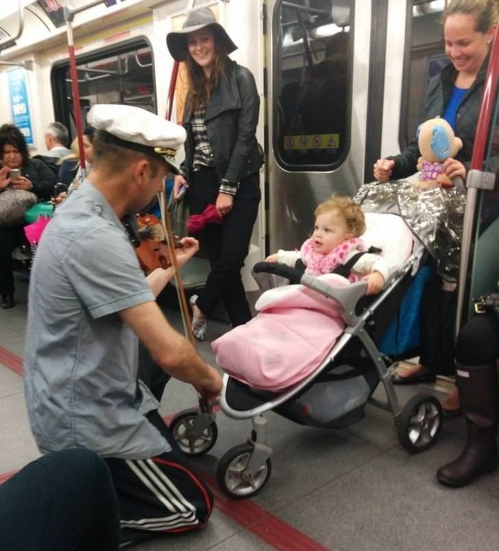 musico calma a niña que llora