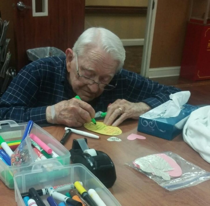 abuelo escribe carta de amor a su anciana esposa