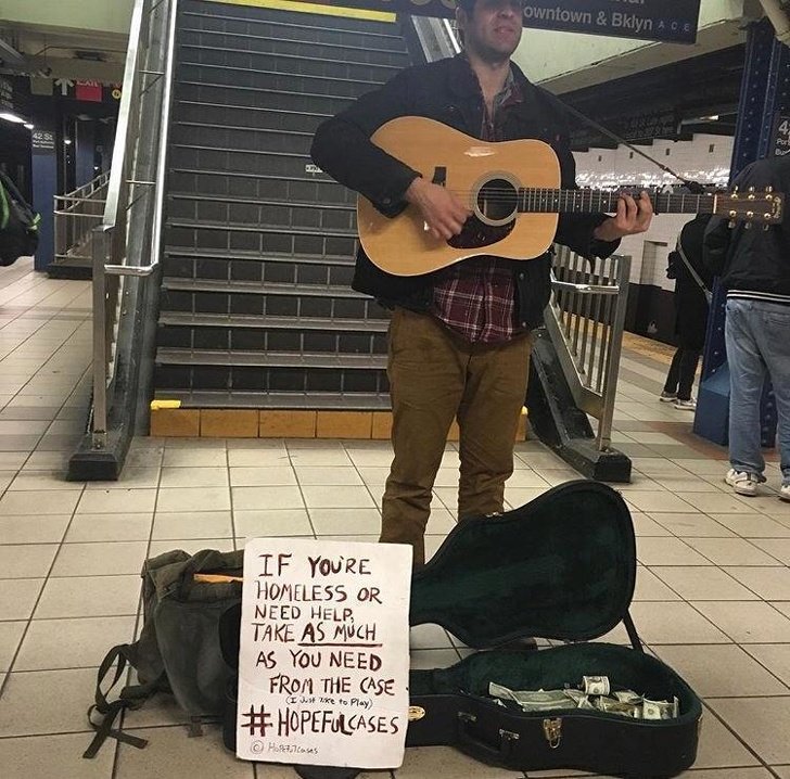 musico ayuda a necesitados en tiempo libre