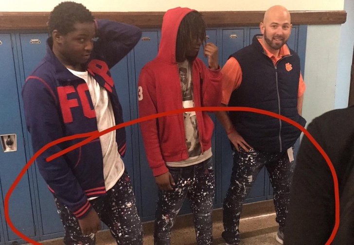 jovenes regalan pantalon