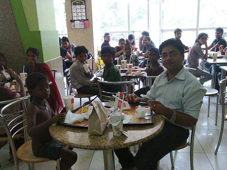 invita a almorzar a niños necesitados