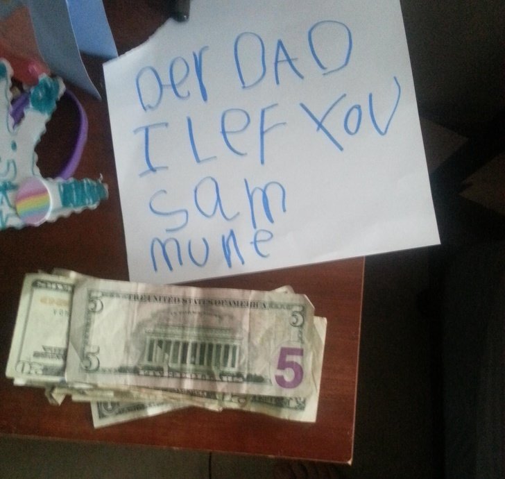 niña da dinero a su papá