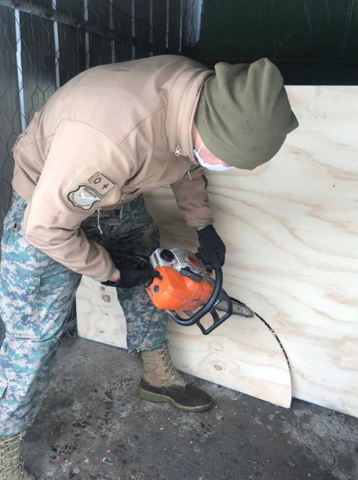 Ejercito de Chile construye casas para perros